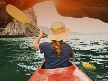 Chèo kayak khám phá Vịnh Hạ Long