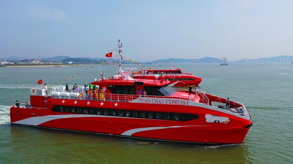 Thiết kế hiện đại-  Tàu cao tốc HAVACO Tuần Châu Express từ Ao Tiên đi Cô Tô