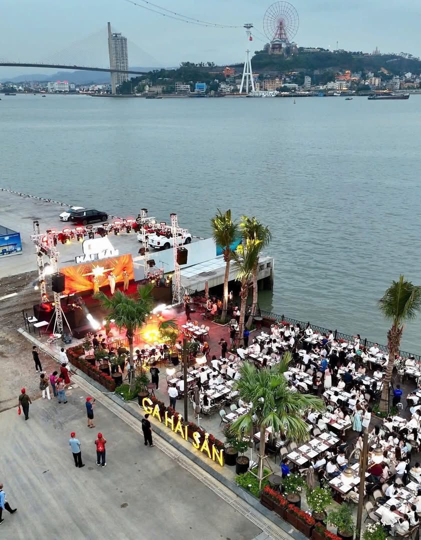 Không Gian Sang Trọng và Tầm Nhìn Tuyệt Đẹp