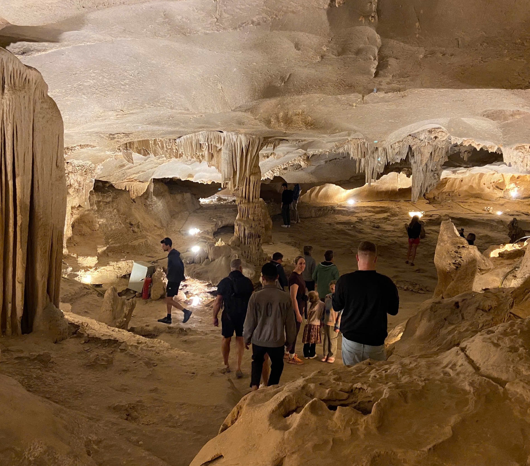 Chụp ảnh check in hang Thiên Cảnh Sơn 